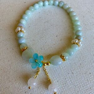 Jadeite and White Flower Bead Bracelet